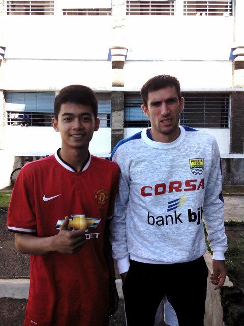 hafizhariefbudi's tweet photo. @inposbg #R3DVOLUTION bareng kang :D @vladoluna24 http://t.co/hrXfAbPLlS