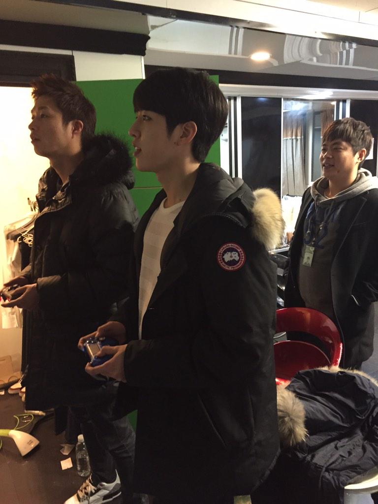 kyuzizi's tweet image. 후유증으로 게임만하는 성열이.. 힘내..