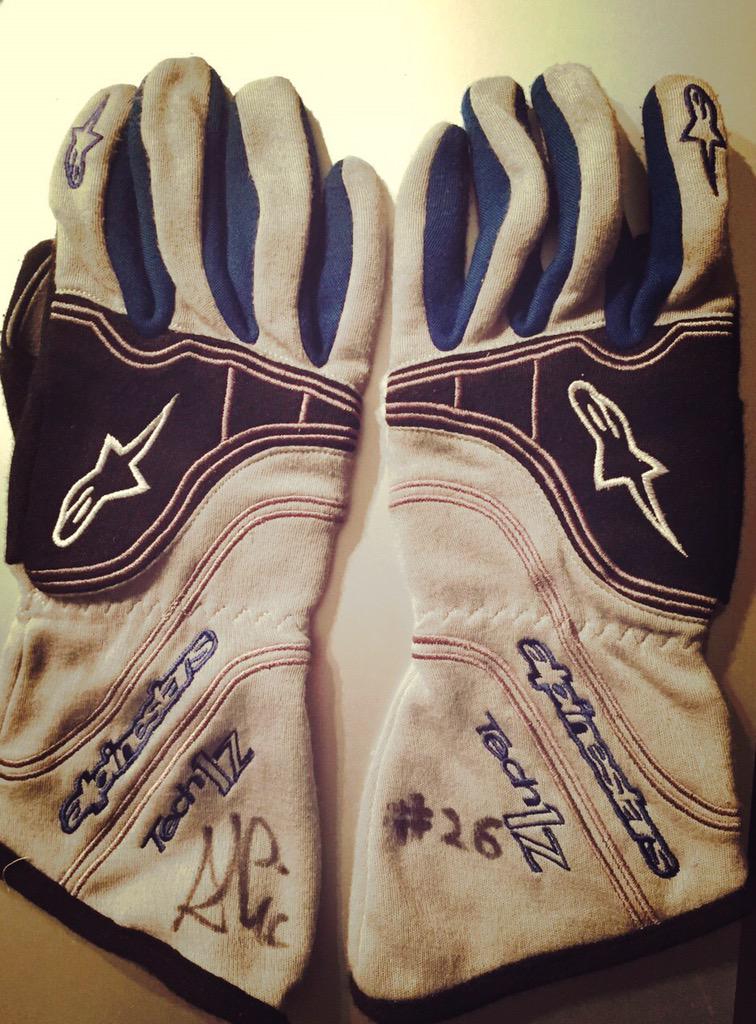 CamposRacing's tweet photo. Siguenos y RT si quieres ganar estos guantes de @ArthurPic piloto @GP2_Official de @CamposRacing Mucha suerte a todos http://t.co/O1o0Pc8OBf