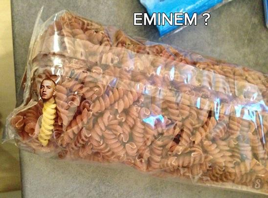 Mystraht's tweet image. Eminem dans un paquet de pâte #insolite