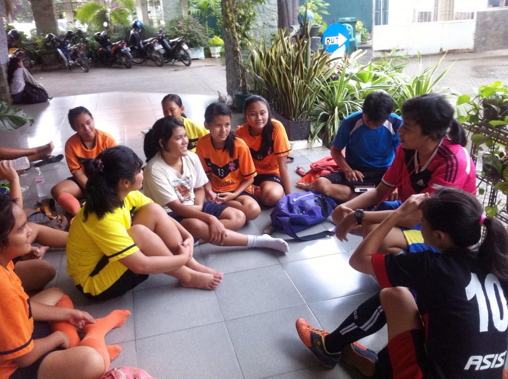 Fransib_Futsal's tweet photo. Ini paling seru, saling sharing menunggu hujan reda☺️ thanks coach and lads!💋 http://t.co/kTzsp88fQW