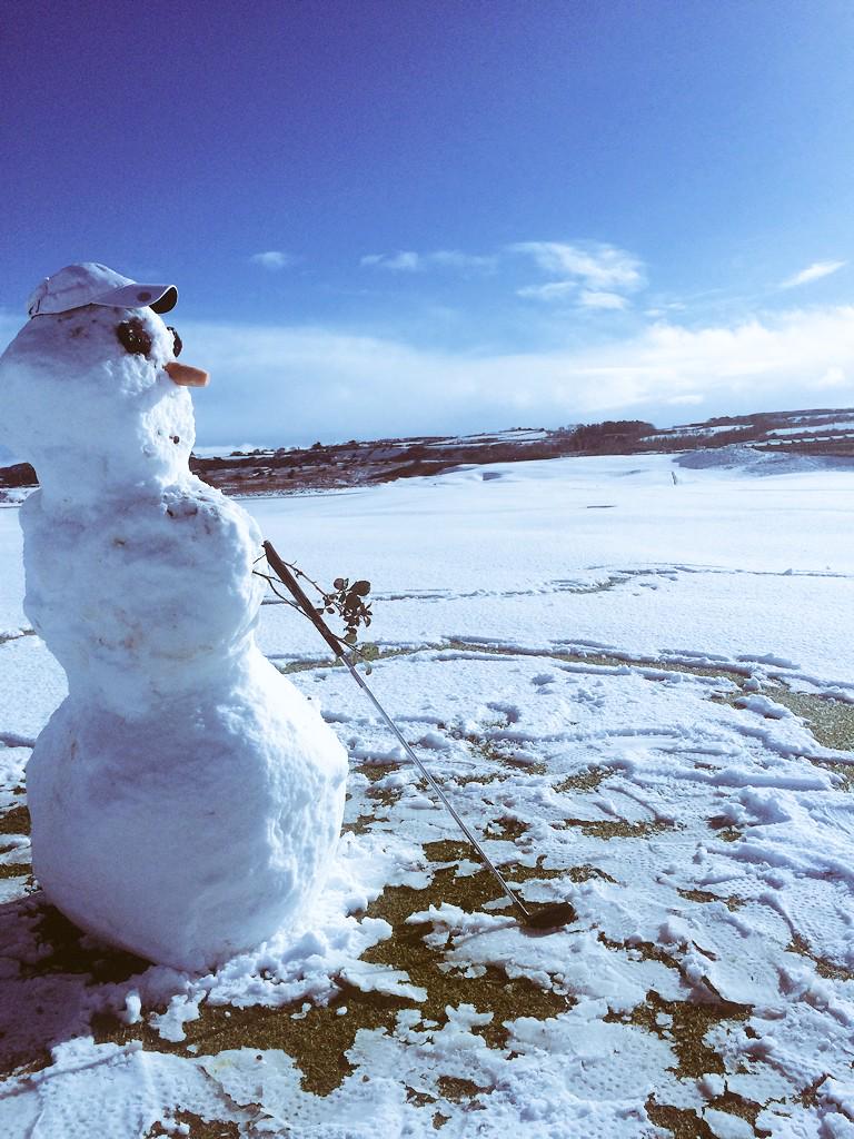 royalportrush's tweet photo. There is only one man mad enough to be out there playing golf today!! #snowman #1sttee #frosty http://t.co/bYD9C7aWwe