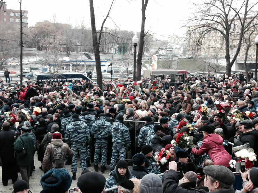 Прощание с немцовым. Боис Немцов в гробу.