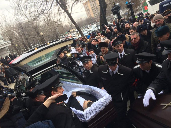 В Москве простились с Борисом Немцовым: фото и обсуждения в соцсетях