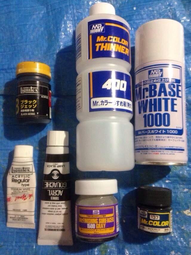 なめチル 布にアクリル絵の具塗るときの下地はファブリックメディウム この上にアクリル絵の具をぬります 画像は 左上から ジェッソ エアブラシ薄め液 サーフェイサー リキテックス アクリルガッシュ ときパテ アクリル塗料 突然の造形メモ Http