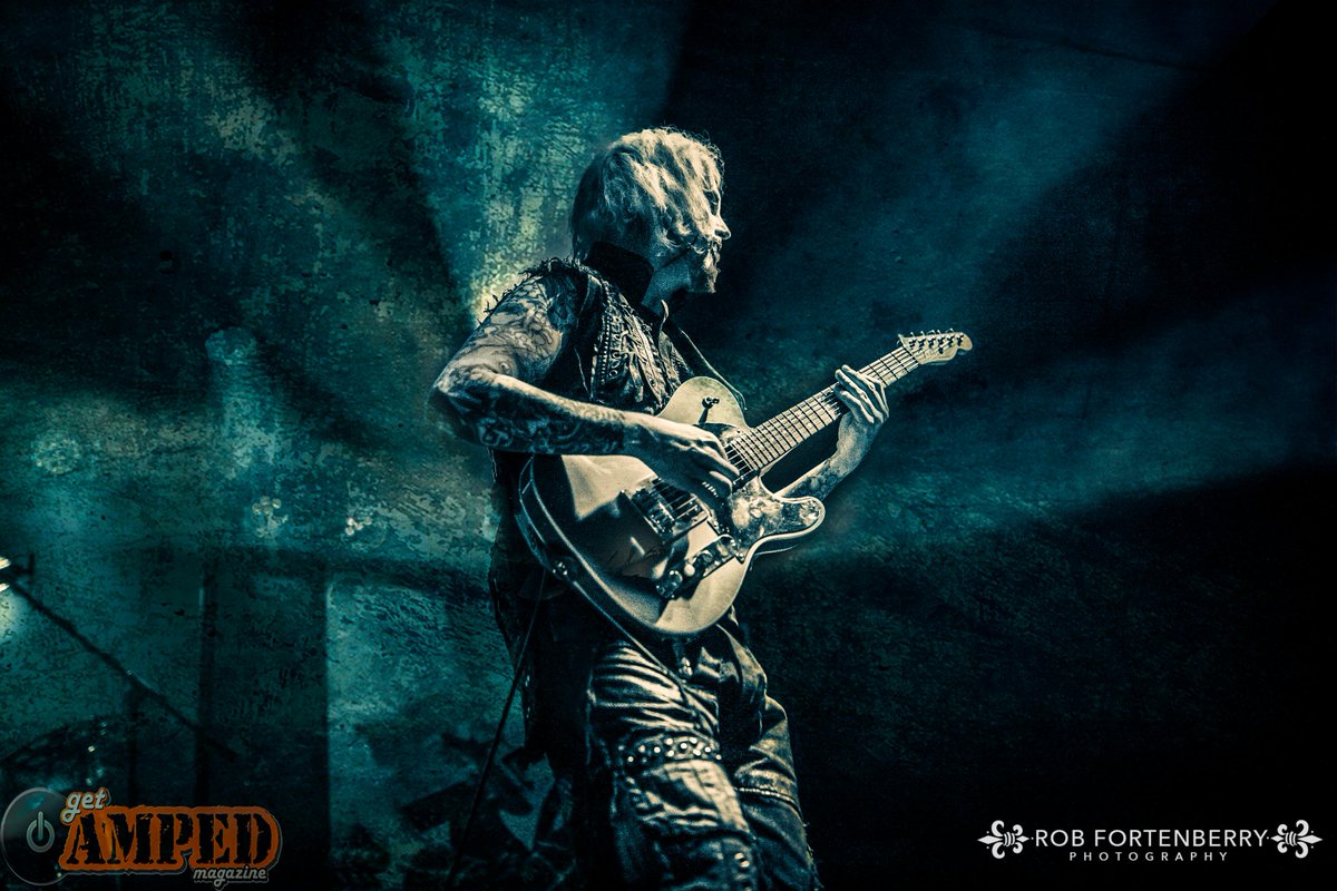 xorifrafox's tweet photo. John 5 @john5guitarist at Winter Fest II @getAMPEDmag @HovanecJohn http://t.co/T625LEwfRw