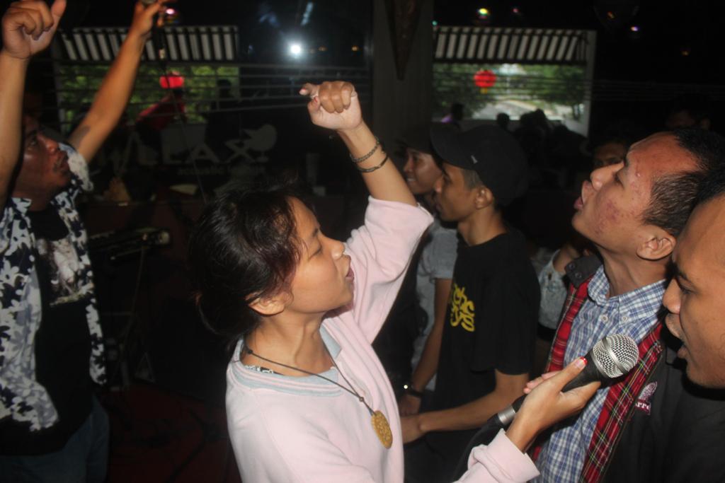 <a href="/sriplecit/">sriplecit</a> 
<a href="/RSFsolo/">People Of Solo</a>
#TheJourneyContinues 
1 Maret 2015 at Chillax Lounge Solo