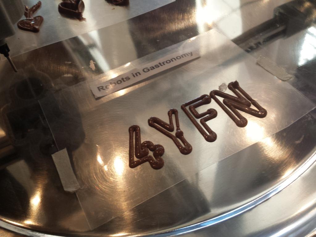 Gastrobots's tweet photo. @4YFN_MWC printing your logo at the @mlove booth #MWC15 http://t.co/GiznBk6ihn