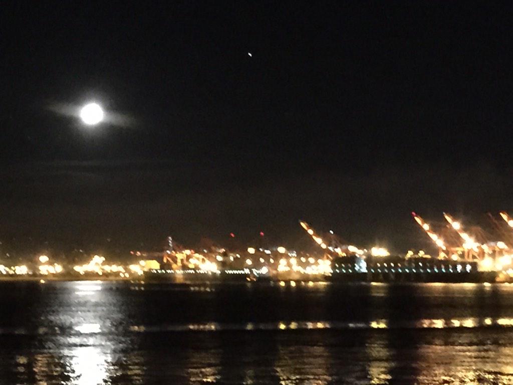 PilotBoatinfo's tweet photo. Moon over long beach California http://t.co/rVo4FJHBdl