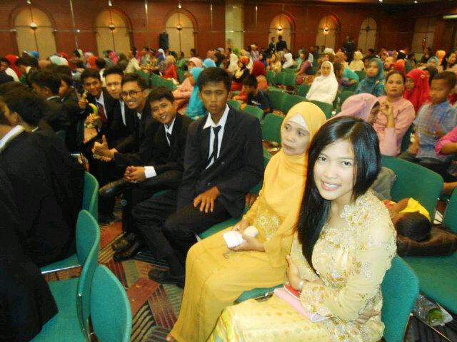 15aatika's tweet photo. Wisudaa http://t.co/f2Ucdt3eyk
