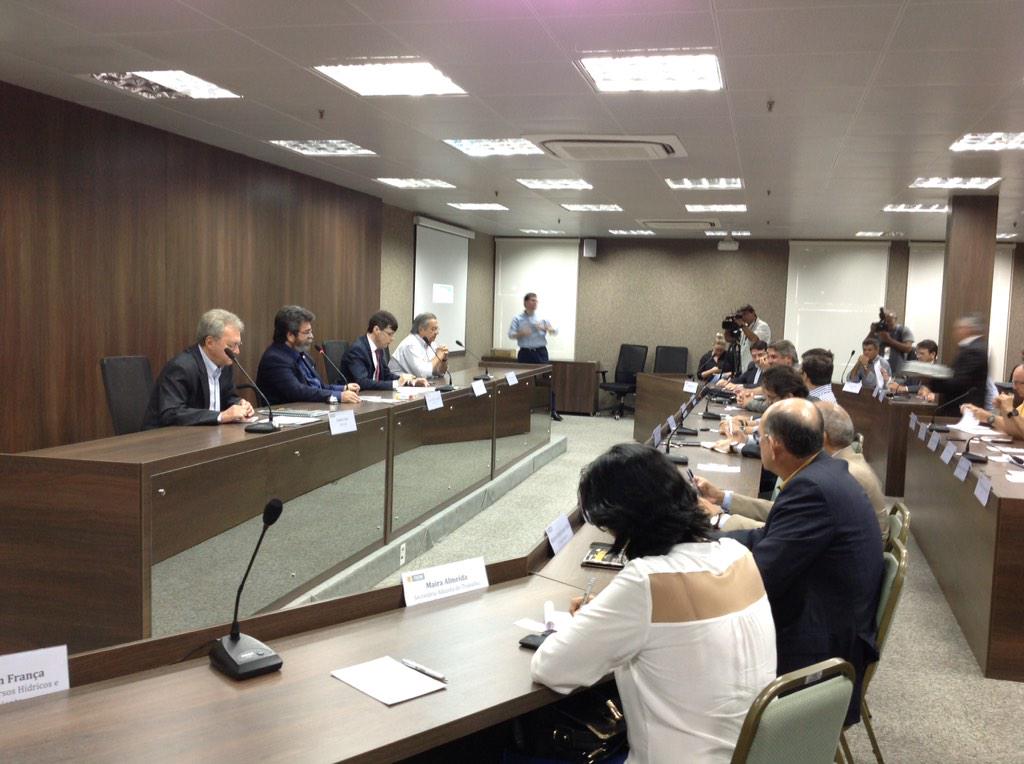 SISTEMAFIERN's tweet photo. Começa neste momento a reunião entre o Sistema FIERN, secretários de Estado e empresários #MAISRN http://t.co/Kdzs3UNb6s