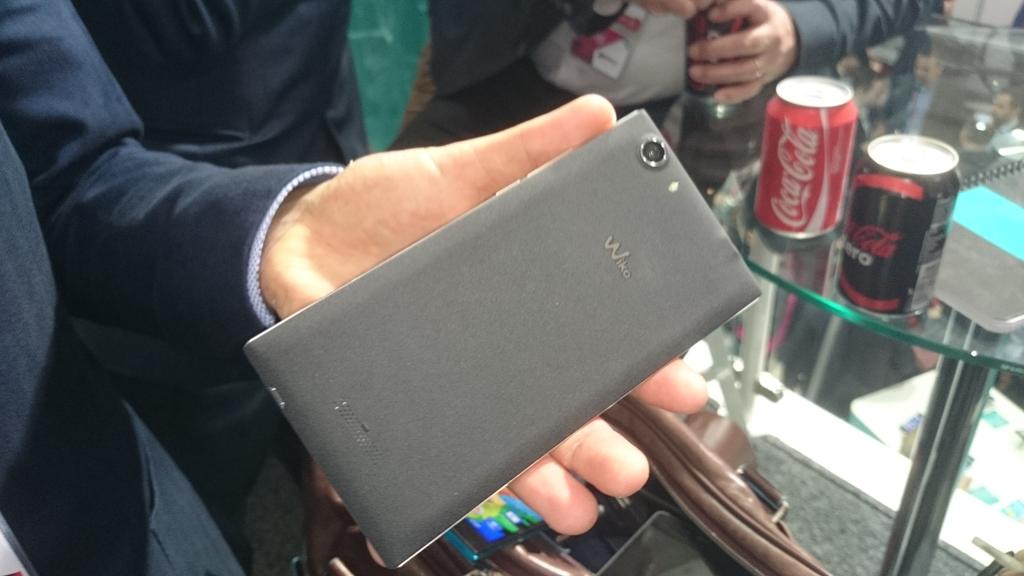 KroneatLive's tweet photo. Und zu guter Letzt zeigt Wiko noch das Ridge mit Sandstein-Cover. #mwckrone http://t.co/6EaEAMjYzZ