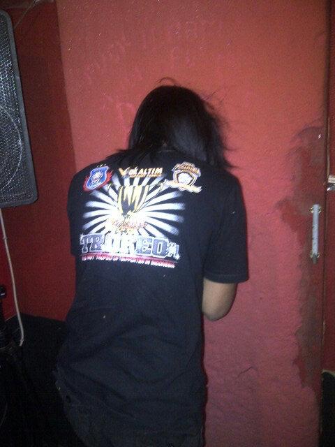 Saking semangatnya sang vokalis grunting sampe jedotin kepala k'tembok....hahahha