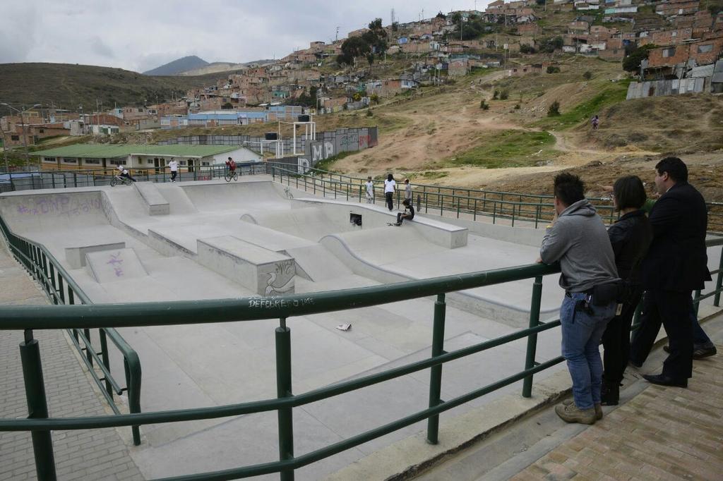IDRD's tweet photo. Hoy el alcalde @petrogustavo entrega esta nueva pista skate a jóvenes de Ciudad Bolivar http://t.co/gyjBNfV43b