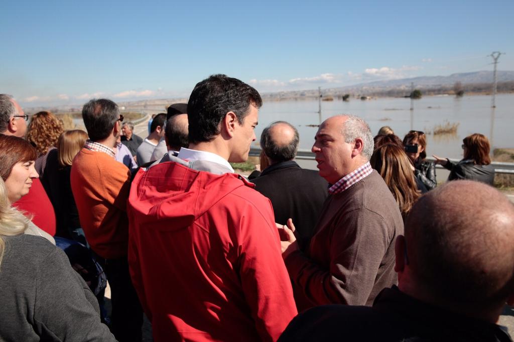 sanchezcastejon's tweet photo. ¿ Qué tiene que pasar para que Rajoy salga de La Moncloa y pise el barro? #CrecidadelEbro http://t.co/f2yhOZwLuI