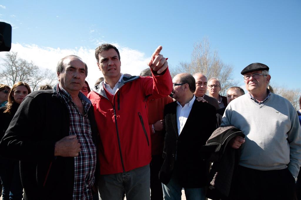 sanchezcastejon's tweet photo. ¿ Qué tiene que pasar para que Rajoy salga de La Moncloa y pise el barro? #CrecidadelEbro http://t.co/f2yhOZwLuI