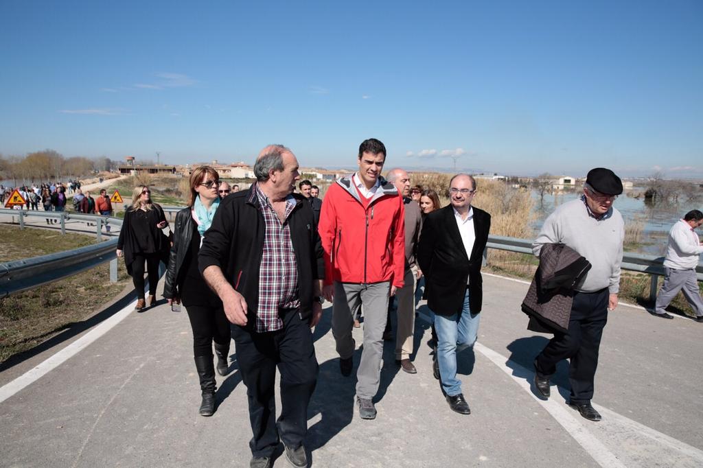 sanchezcastejon's tweet photo. ¿ Qué tiene que pasar para que Rajoy salga de La Moncloa y pise el barro? #CrecidadelEbro http://t.co/f2yhOZwLuI