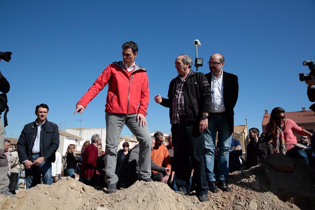 sanchezcastejon's tweet photo. ¿ Qué tiene que pasar para que Rajoy salga de La Moncloa y pise el barro? #CrecidadelEbro http://t.co/f2yhOZwLuI