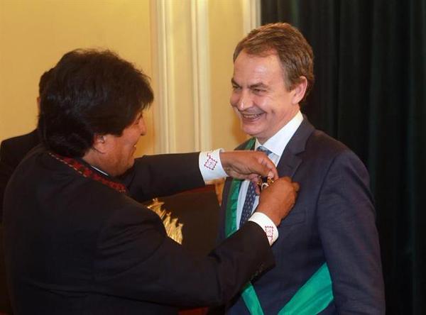 GuaisPlaisMais's tweet photo. Me perdonaste 62 millones de euros de deuda y luego expropié empresas españolas en Bolivia. Toma tu medalla de tonto. http://t.co/mqTsPoDIja