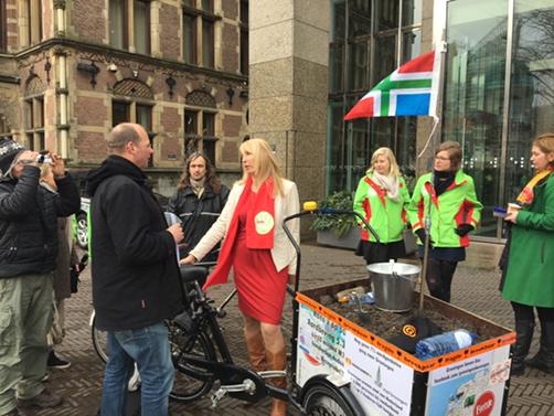 En hij heeft het #gered! Na 3 dagen fietsen staat Arjan met bakfiets vol #Groningseklei in Den Haag. #hvnl #gasdebat