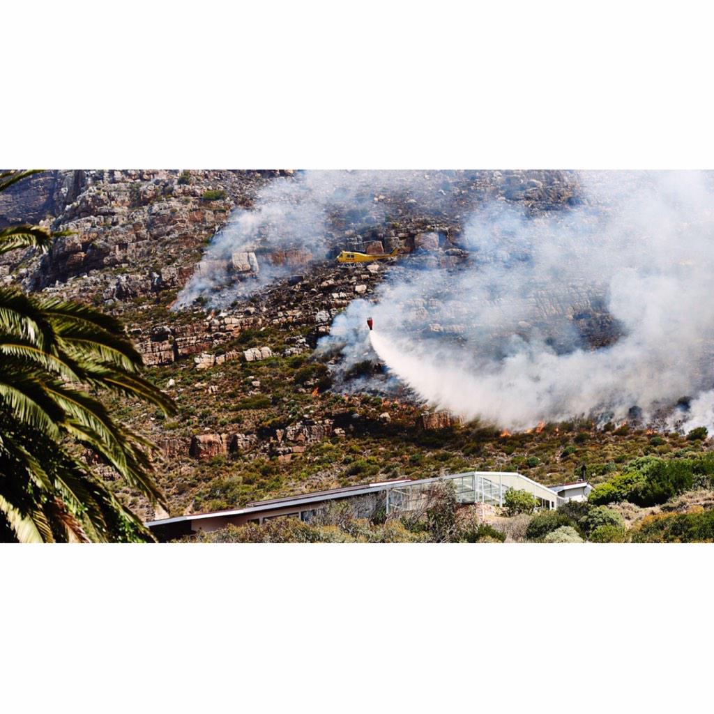 SHochfellner's tweet photo. Berg under attack #MuizenbergFire #capefire #FireFighters http://t.co/Sksv8IOaWm