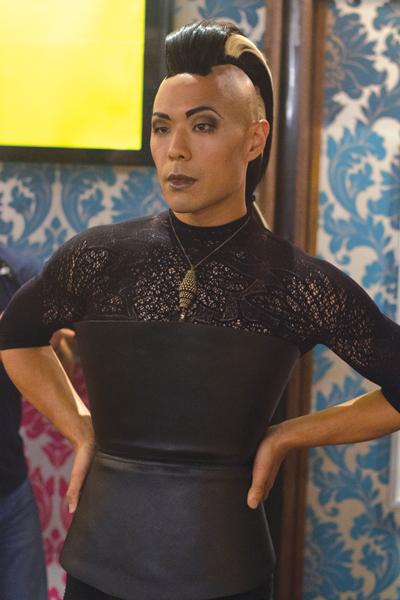 비중있는 여자 출연진은 최소한(?) 상체 노출을 하고 남자들은 온몸이 피칠갑이 되는 그런 드라마 #밴쉬 자극적인 소재(절도, 살인, 섹스, 근친,...