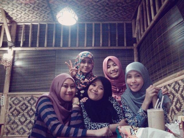 nhoretha's tweet photo. Slalu ngocok perut klo sm mereka, hahaa gara2 si kodir @imoooyy @Viaselviani *godel *mbell :D http://t.co/arCgFs9RQQ