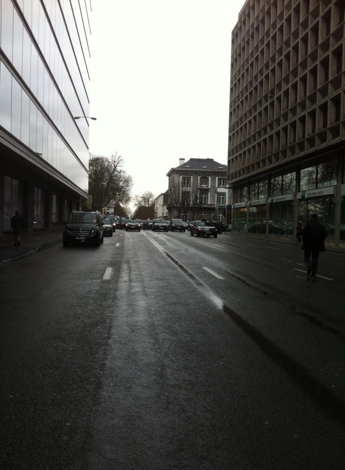 Juliencappelle's tweet photo. Rustig wandelen in het midden vd Belliard. #staking http://t.co/tqBFYhGsRo