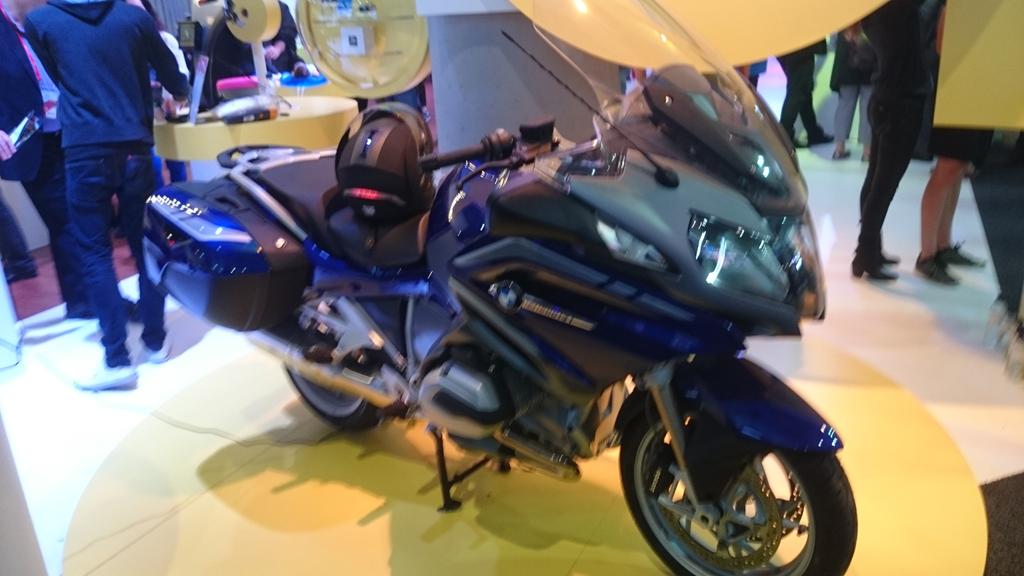 KroneatLive's tweet photo. Qualcomm hat das smarte Auto, Intel hält mit dieser BMW dagegen. Dank Edison-SoC spricht das Bike sogar. #mwckrone http://t.co/C28Pbyhi4M