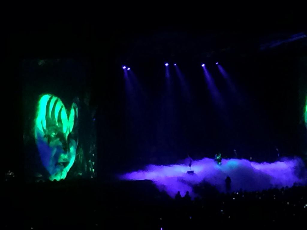 Comatch_00_'s tweet photo. なんとか開演時間ギリギリ間に合ったKISS！
すげーカッコ良かった…！
スマホ撮影OKという太っ腹。 http://t.co/uY5aONRuXj