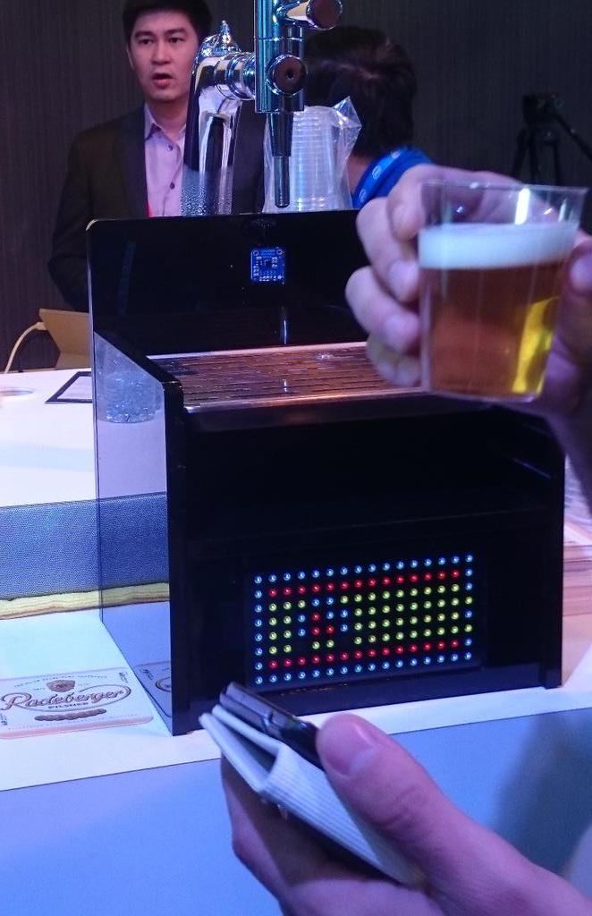 KroneatLive's tweet photo. Selbst einen intelligenten Zapfhahn hat Intel mitgebracht. Per Smartphone-App wählt man sein Bier aus. #mwckrone http://t.co/M5qAQGDqqZ
