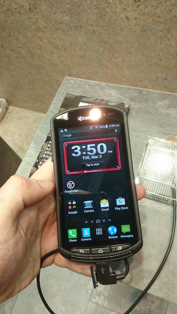 KroneatLive's tweet photo. Kyocera hat besonders robuste Geräte mit zur Messe gebracht. In Österreich leider nicht erhältlich. #mwckrone http://t.co/qMVdvqbfUg