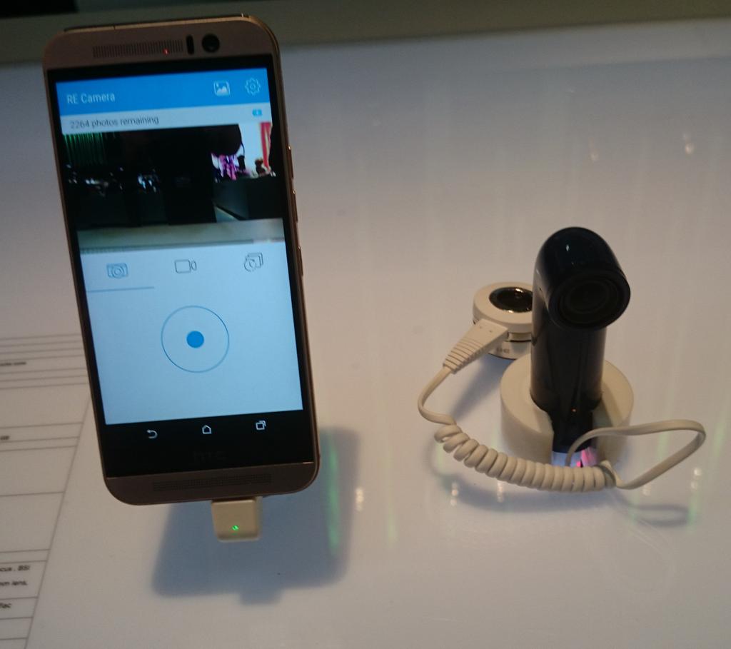 KroneatLive's tweet photo. Gut versteckt in einer der hinteren Hallen: HTC mit seinem One M9 und der Re-Kamera. #mwckrone http://t.co/4lhUwI0IFb