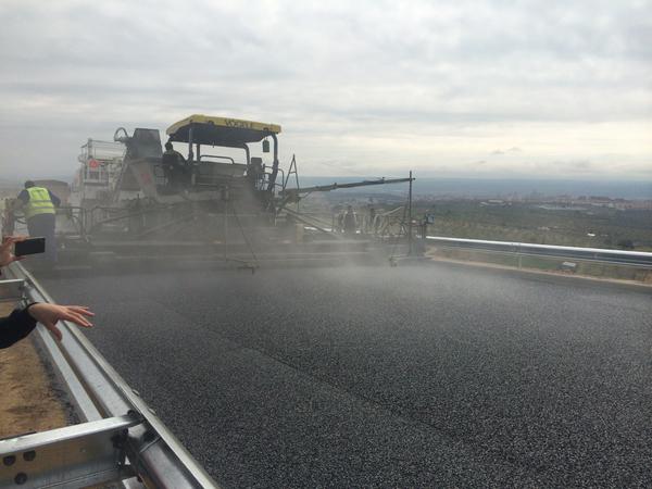 EPCC_Unex's tweet photo. Alumnos de 4º Ingeniería Civil en la planta y el extendido de la capa de rodadura de la EX-A1 en Coria vía @jfcoloma http://t.co/gazlkM7bjS