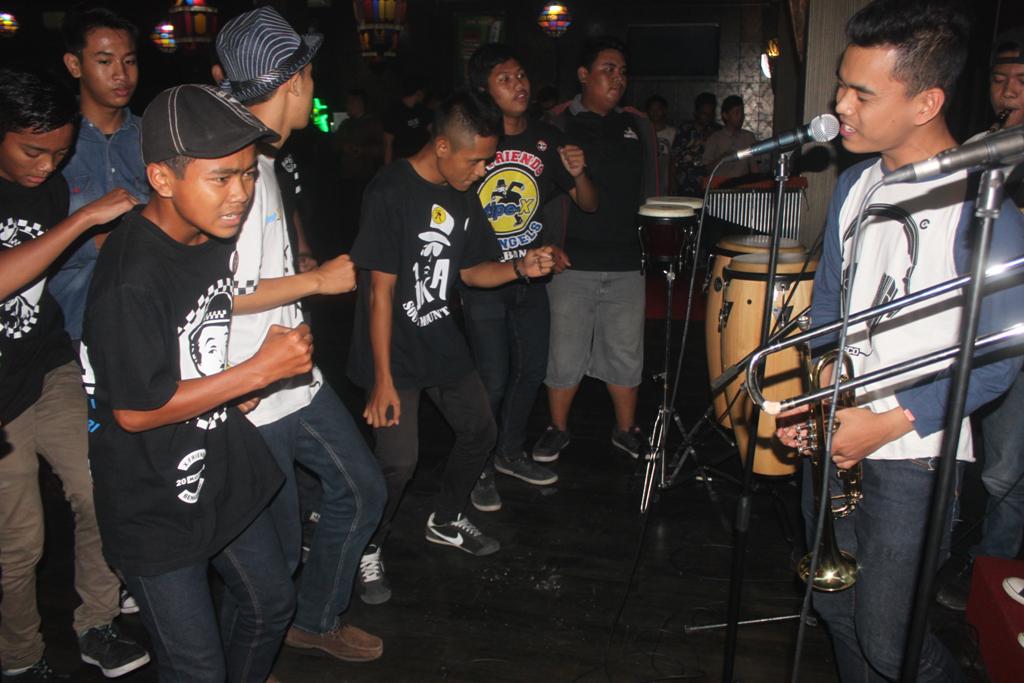 <a href="/suraskarta_ID/">SuraSKArtA</a>
<a href="/RSFsolo/">People Of Solo</a>
#TheJourneyContinues 
1 Maret 2015 at Chillax Lounge Solo