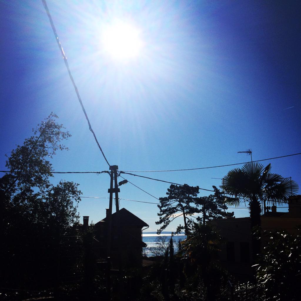 AanchyyCro's tweet photo. #sunnyday #relaxing #coffee #purehedonism #happiness #opatija #croatia http://t.co/IjLK2EftMe
