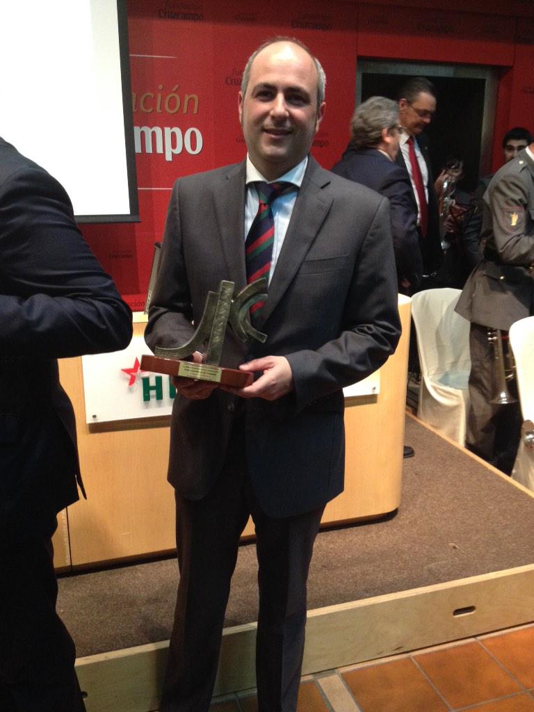 HermandadPaz's tweet photo. Manuel Solano recibe el premio Demofilo por el bordado de la saya de la Virgen de La Paz. Enhorabuena http://t.co/cB85RydfsK