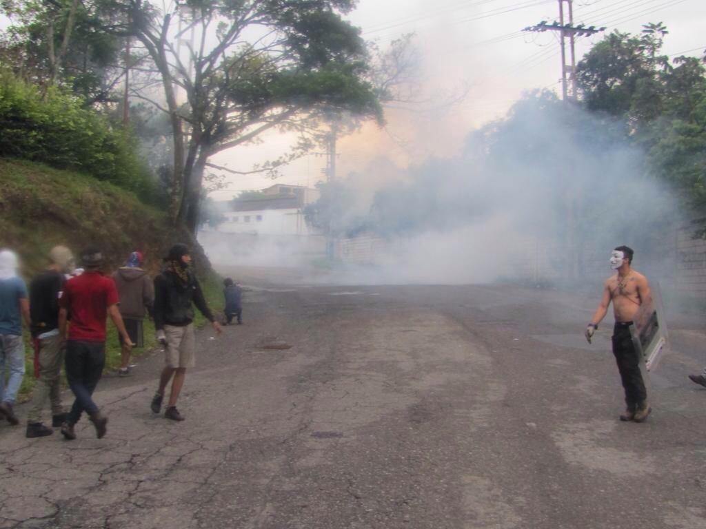 AlfonsocaroVe's tweet photo. Represión en la #ULA Táchira #3M http://t.co/8eCE3Vs5Jw"”"