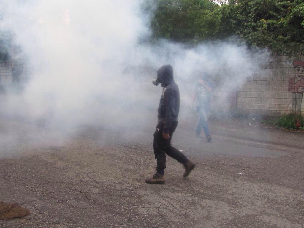 AlfonsocaroVe's tweet photo. Represión en la #ULA Táchira #3M http://t.co/8eCE3Vs5Jw"”"