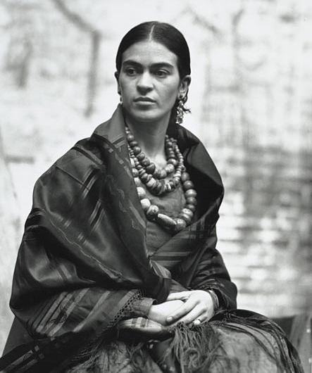 Ginés Sanchez 🌴 on Twitter: "Frida Kahlo, y sus collares de jade prehispanicos @Cuauhtemoc_1521 http://t.co/n7F0eJEfSh" /