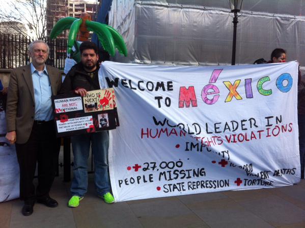 YoSoy132Londres's tweet photo. "@Desinformemonos: En #Londres, reciben a #EPN con diversas protestas
#EPNnotWelcome #MXUK2015  http://t.co/FsskBOEUMV" #MexStateVisit