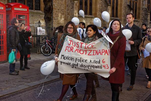 YoSoy132Londres's tweet photo. "@Desinformemonos: En #Londres, reciben a #EPN con diversas protestas
#EPNnotWelcome #MXUK2015  http://t.co/FsskBOEUMV" #MexStateVisit