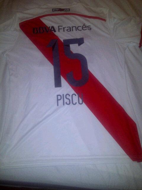 Te gusta esta camiseta de River? Puede ser tuyaaaa! En dos días digo quien se la lleva. Haces RT y te anotas.
