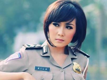 detikcom's tweet photo. Nila, Polwan Cantik Anak Tukang Ojek yang Jadi Personel Girlband http://t.co/3XRVbkLjbj via @detikhot http://t.co/yQnMHLVb6b