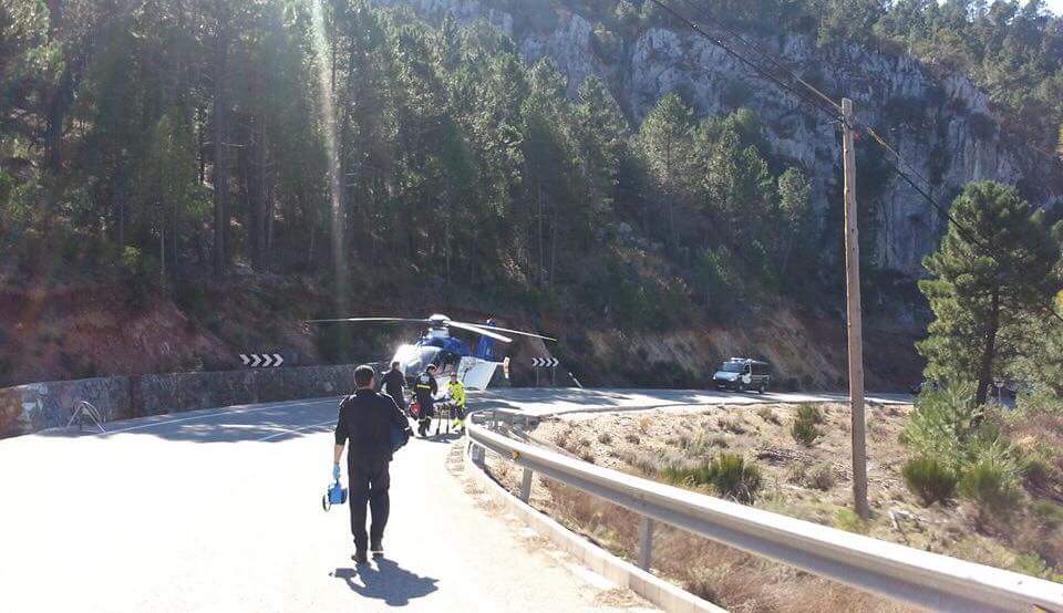 MeteoHellin's tweet photo. Grave accidente esta mañana en el Pto. Peralejo (Molinicos), entre El Pardal y Riópar. Sin muertos. Fotos: @tvhellin http://t.co/qnd4YY0kXY