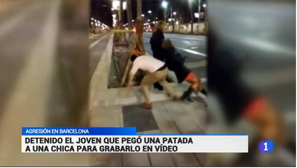rtve's tweet photo. Libertad con cargos para el hombre que pateó a una mujer en Barcelona para grabarlo en vídeo http://t.co/C8spFPcZCt http://t.co/CeDrf8qw79
