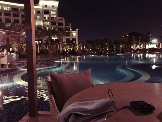 BeautyPeachiii's tweet photo. Sitze gerade beim Dinner, warte auf das Essen und das ist meine Aussicht! 😍🙈 Gleich kommt auch der erste DUBAI Vlog http://t.co/L8e5PyjORV