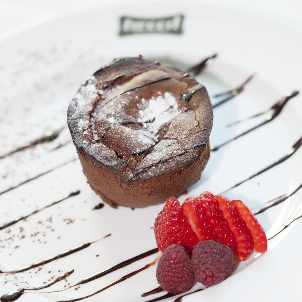 Tweedrest's tweet photo. Coulant de chocolate con fresas!! 👌A estas horas apetece todo!! 🌞  #restaurante  #gastronomia #madrid http://t.co/2Wu3RWOG9N