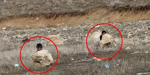Van'da bir ilkokulda tuvalet olmadığı icin kaya arkasına hacet gidermeye oturan öğrenciler. Utanacak mısınız?