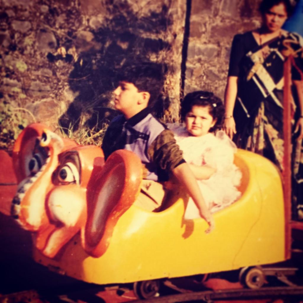 anshulakapoor's tweet image. Miniature Kapoors ✌️😝 #AndThatsHowWeRoll #FrillyFrockDays @arjunk26 #90sFlashback